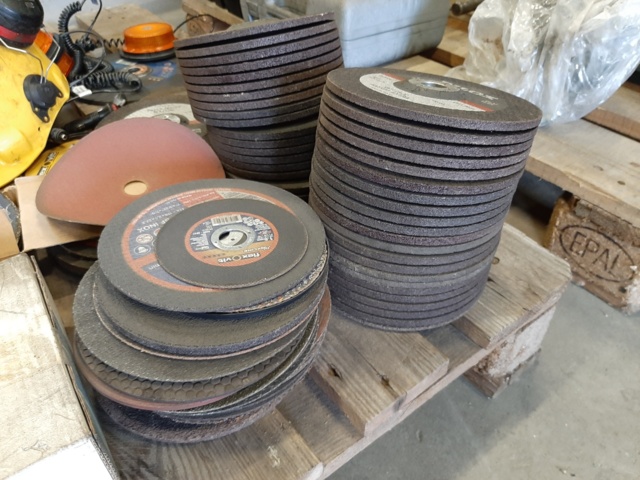 921235-4 Collection with ball bearings, grinding wheels and various workshop-related items