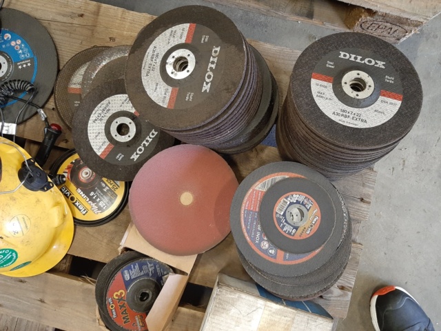 921235-5 Collection with ball bearings, grinding wheels and various workshop-related items