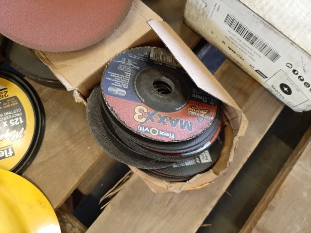 921235-6 Collection with ball bearings, grinding wheels and various workshop-related items