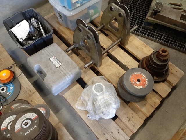 921235-14 Collection with ball bearings, grinding wheels and various workshop-related items