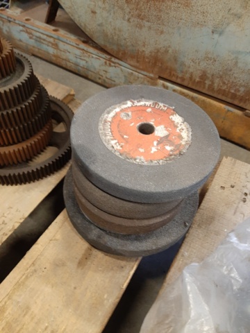921235-20 Collection with ball bearings, grinding wheels and various workshop-related items