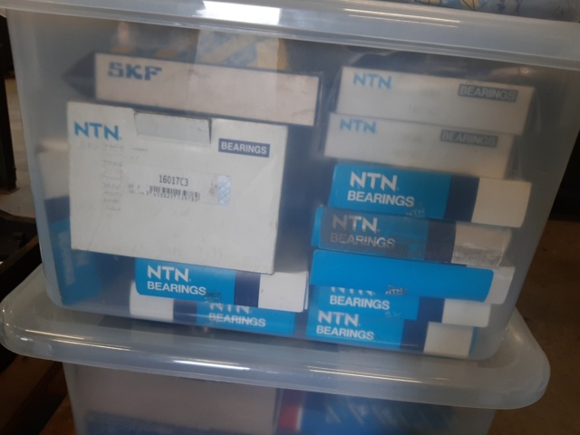 921235-10 Collection with ball bearings, grinding wheels and various workshop-related items