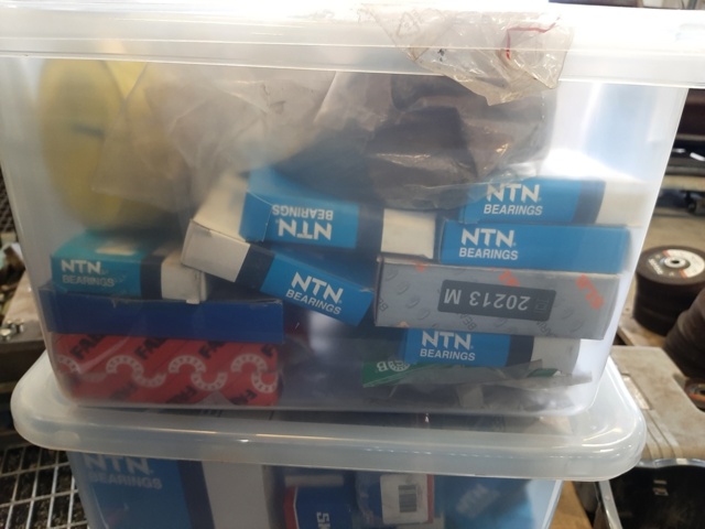 921235-11 Collection with ball bearings, grinding wheels and various workshop-related items