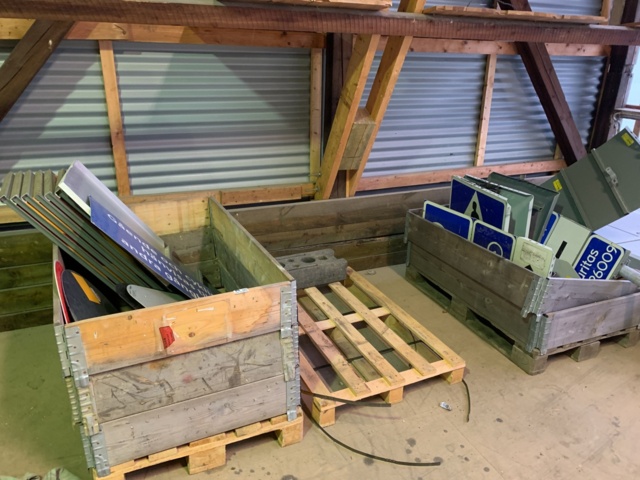 940185-1 Sign material for road 2 pallets