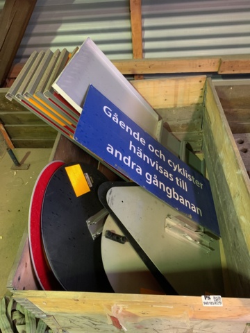 940185-2 Sign material for road 2 pallets