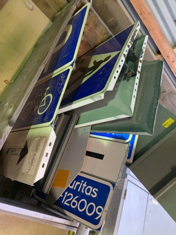 940185-4 Sign material for road 2 pallets