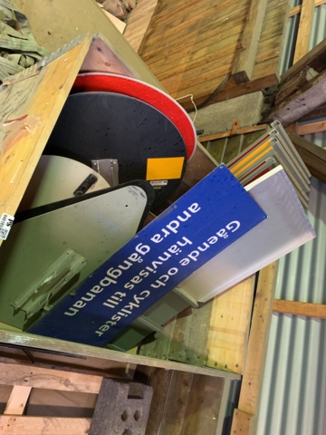 940185-5 Sign material for road 2 pallets