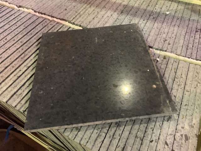 940179-3 Klinkers mörkgrå ca 150 plattor 30x30cm