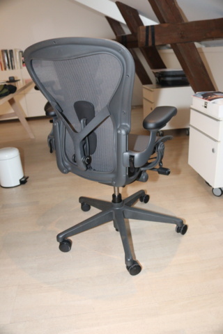 945914-3 Office chair in good condition from Herman Miller, with many adjustment options.
