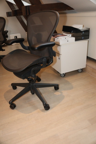 945916-1 Office chairs, 2 in good condition from Herman Miller, with many adjustment options.