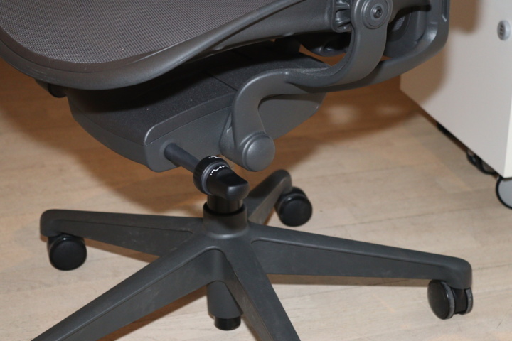 945916-2 Office chairs, 2 in good condition from Herman Miller, with many adjustment options.