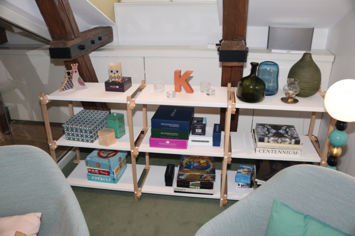 945250-1 Låg hylla i trä med vita sskovor, ca 150*50 cm från HAY Gulled