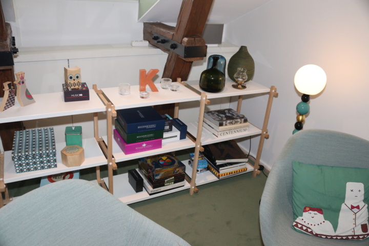 945250-2 Låg hylla i trä med vita sskovor, ca 150*50 cm från HAY Gulled