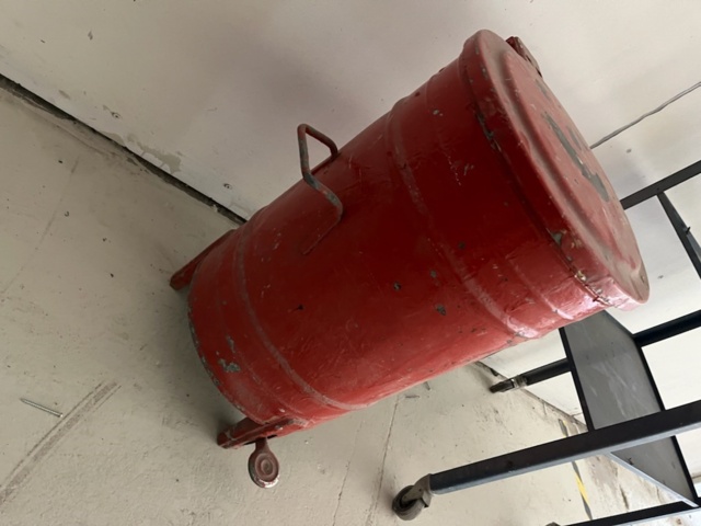 945324-4 Tool trolley and tin dustbin