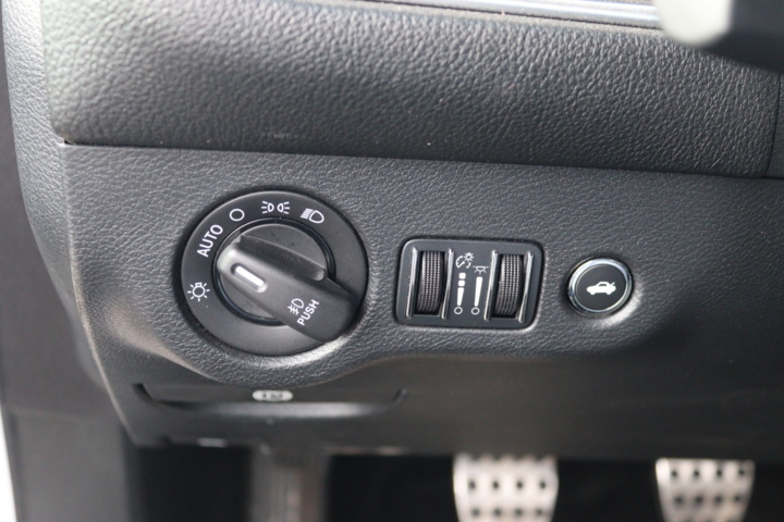 947407-29 Dodge Challenger 5.7 V8 HEMI Manual, 381hp, 2015