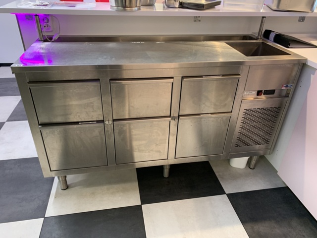 940236-1 Costilla cooling bench with six pull-out drawers, cooling trough and cooling pit