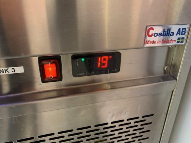 940236-5 Costilla cooling bench with six pull-out drawers, cooling trough and cooling pit