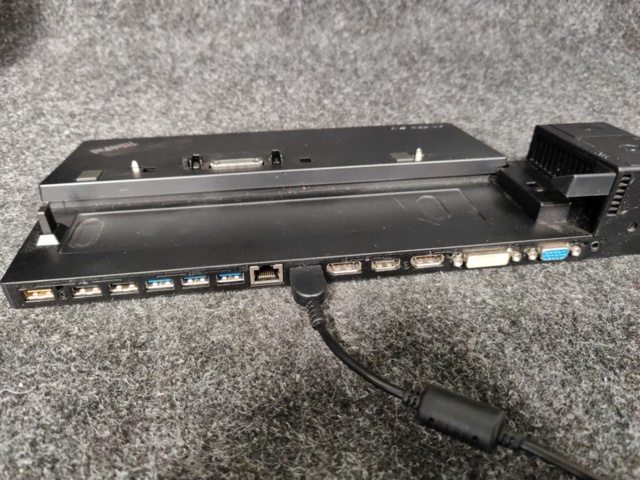 941704-10 Monitors Samsung S24F356FHU + docking station