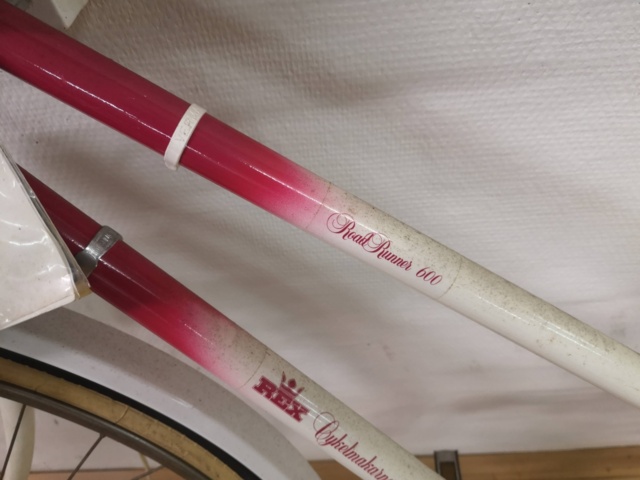 881953-4 Rex Road Runner 600 White/Pink 26"