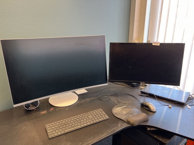869358-4 Laptop, Dell Precision 3541 & 2x curved monitors, Samsung