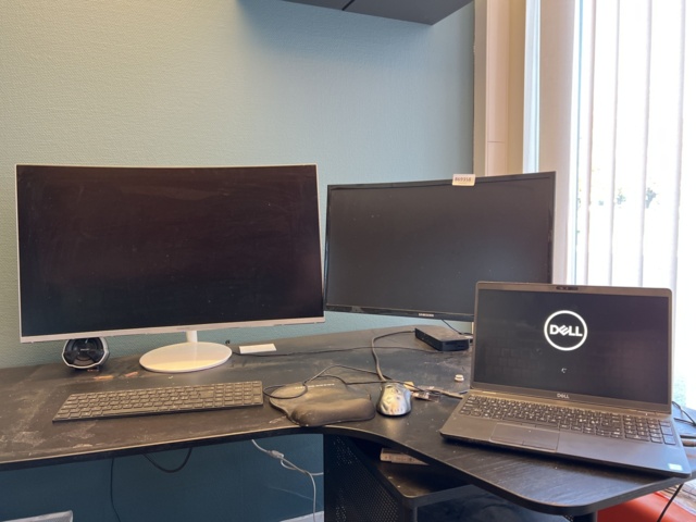869358-1 Laptop, Dell Precision 3541 & 2x curved monitors, Samsung