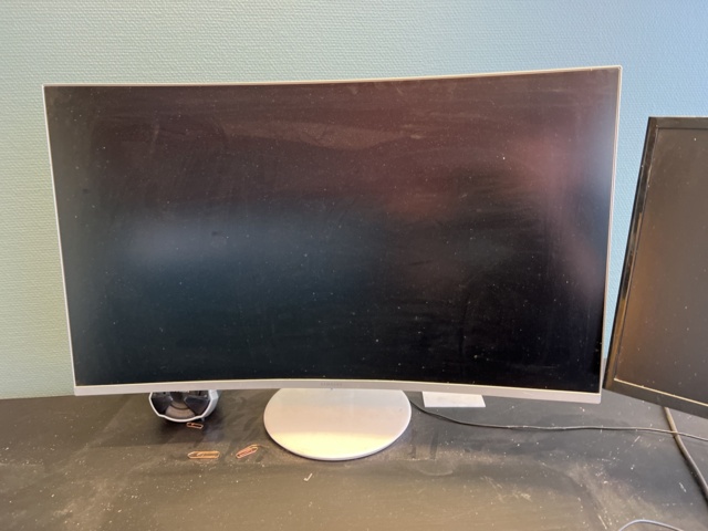 869358-5 Laptop, Dell Precision 3541 & 2x curved monitors, Samsung