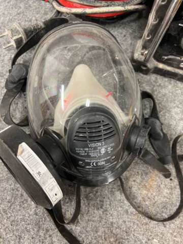 945922-2 Radio, screwdriver, breathing mask, power station