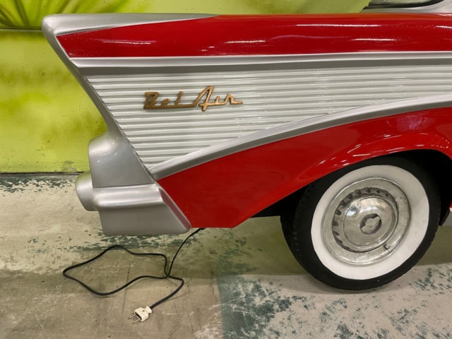 948346-4 Elvis Presley in a Chevrolet 57