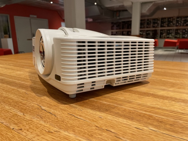 944095-2 Projector Mitsubishi VLT-XD560LP