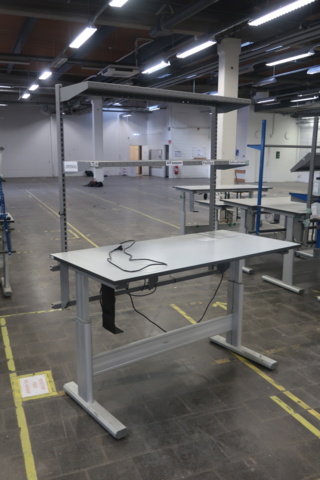 933996-1 Raised and lowerable desk and extra mounted shelf