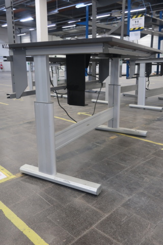 933996-4 Raised and lowerable desk and extra mounted shelf