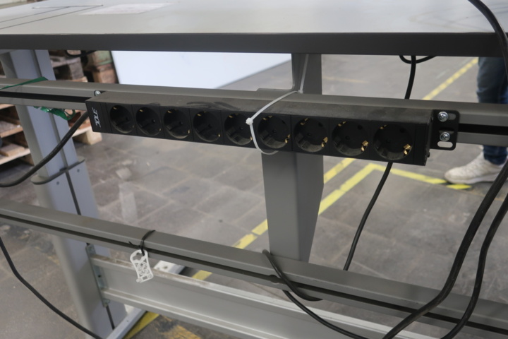 933996-6 Raised and lowerable desk and extra mounted shelf