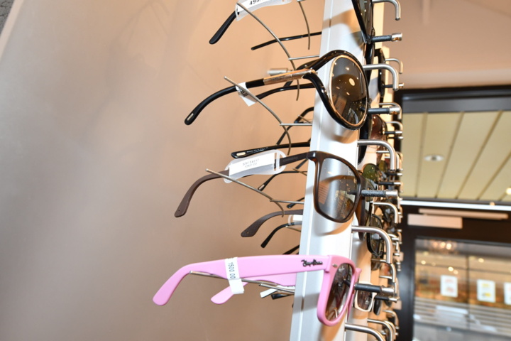 949280-4 43 pairs of sunglasses - FAMOUS BRANDS