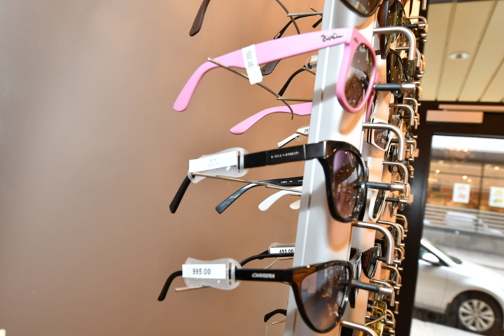 949280-5 43 pairs of sunglasses - FAMOUS BRANDS