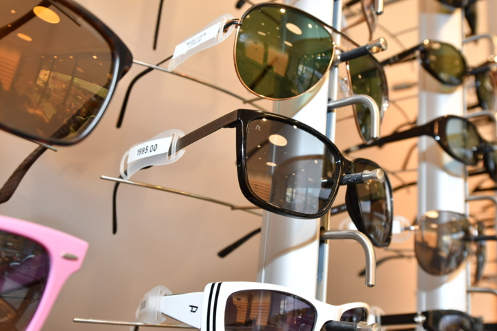 949280-9 43 pairs of sunglasses - FAMOUS BRANDS