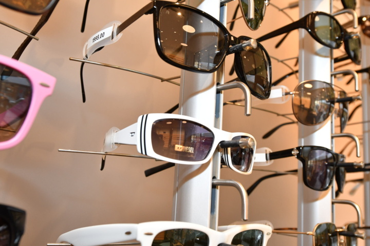 949280-10 43 pairs of sunglasses - FAMOUS BRANDS