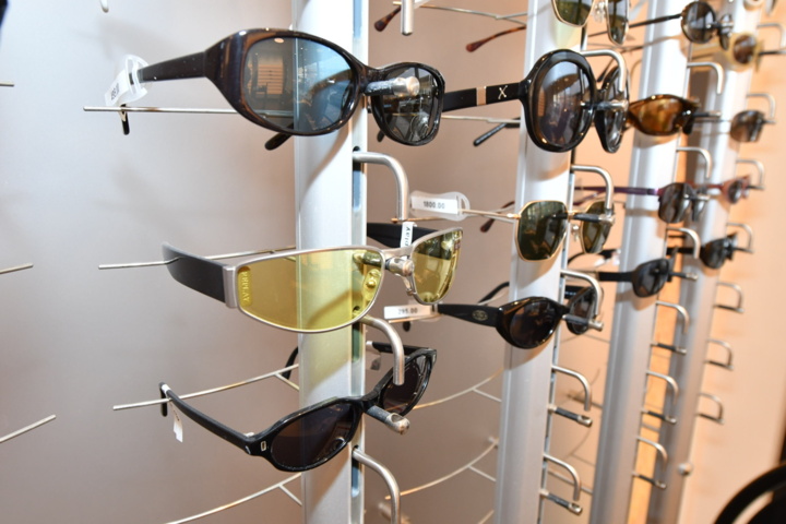 949280-11 43 pairs of sunglasses - FAMOUS BRANDS