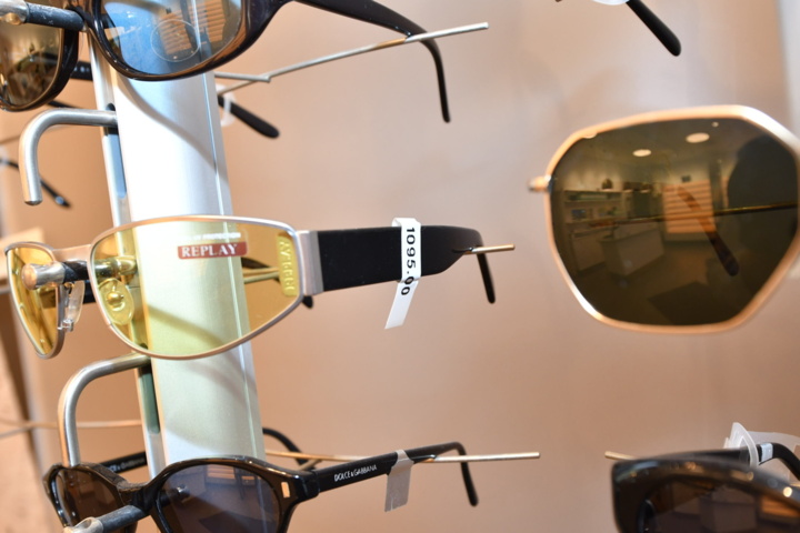 949280-12 43 pairs of sunglasses - FAMOUS BRANDS