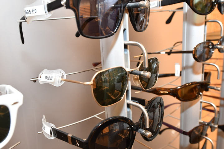 949280-16 43 pairs of sunglasses - FAMOUS BRANDS