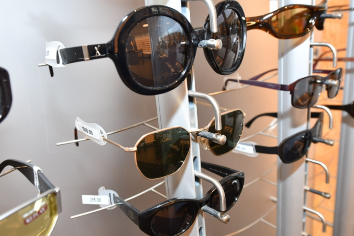 949280-17 43 pairs of sunglasses - FAMOUS BRANDS