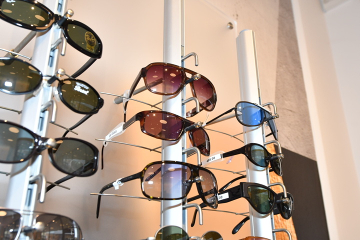 949280-18 43 pairs of sunglasses - FAMOUS BRANDS