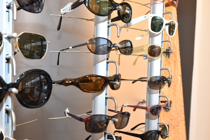 949280-20 43 pairs of sunglasses - FAMOUS BRANDS