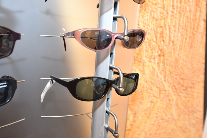 949280-21 43 pairs of sunglasses - FAMOUS BRANDS