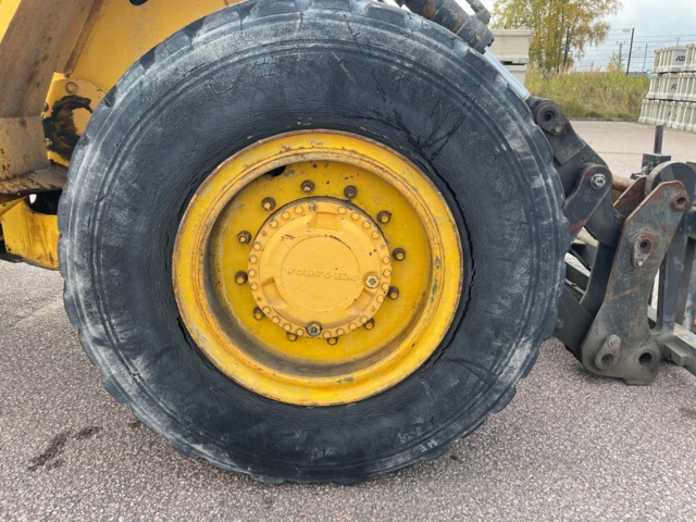 768183-27 Loader Volvo L70