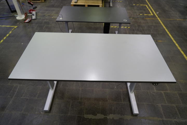 Raised and lowered desk - PS Auction - We value the future - Largest in ...