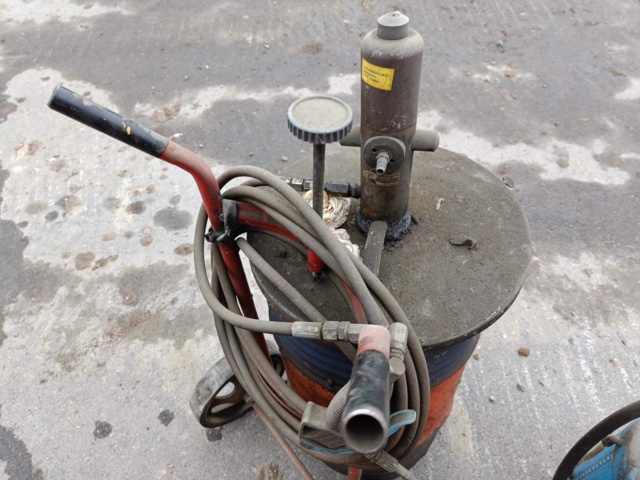 928543-11 Compressed air driven grease gun