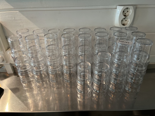 868765-2 Party with drinking glasses / Shelves