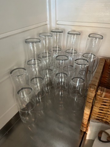 868765-1 Party with drinking glasses / Shelves