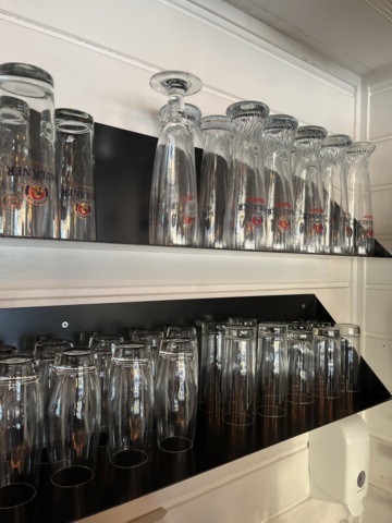 868765-3 Party with drinking glasses / Shelves