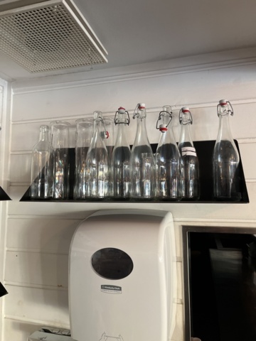 868765-4 Party with drinking glasses / Shelves